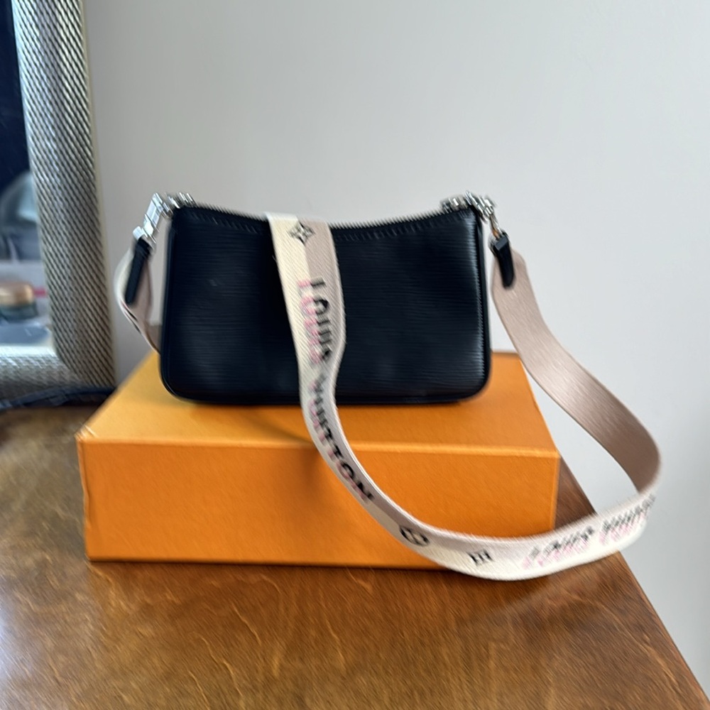 LOUIS VUITTON Black Epi Leather Pouch with adjustable strap and shoulder chain - Picture 3 of 9